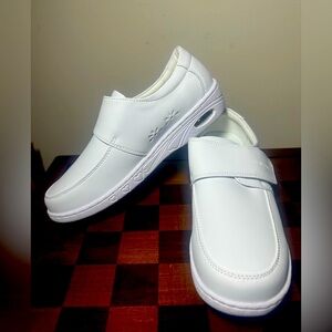 Pedasvon Nursing & Work Shoes Women’s 8 – White Slip-Resistant Comfort
